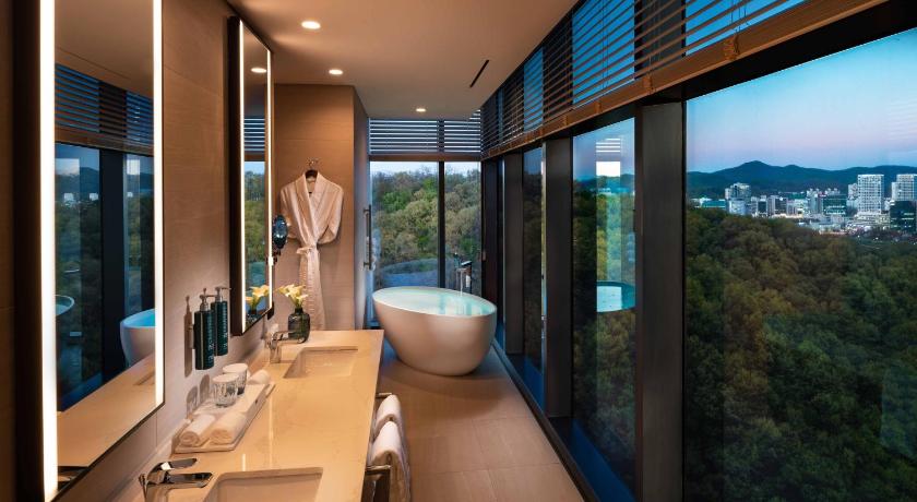 Seongnam DoubleTree by Hilton Seoul Pangyo 5-Star Hotel room