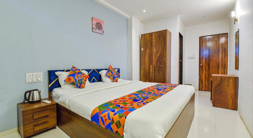 Capital O 87586 Hotel Code photo
