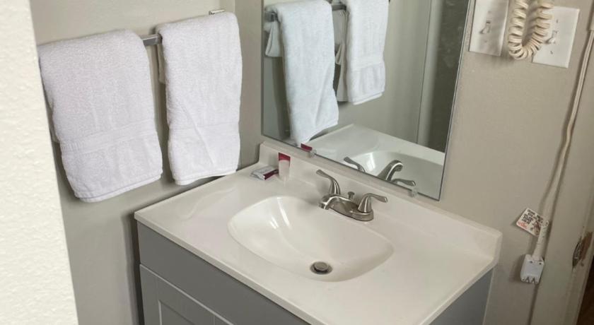 Artesia Inn- No Service Fees photo