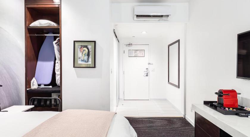 Image of 1 King Bed, Deluxe, Non-Smoking 3