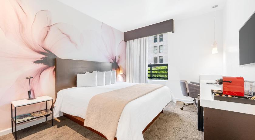 Image of 1 King Bed, Deluxe, Non-Smoking 1