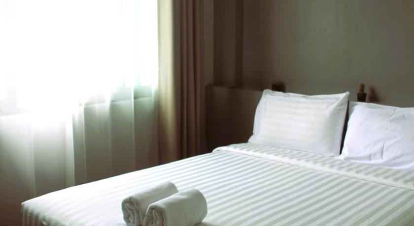 Lux Rooms Night Bazaar