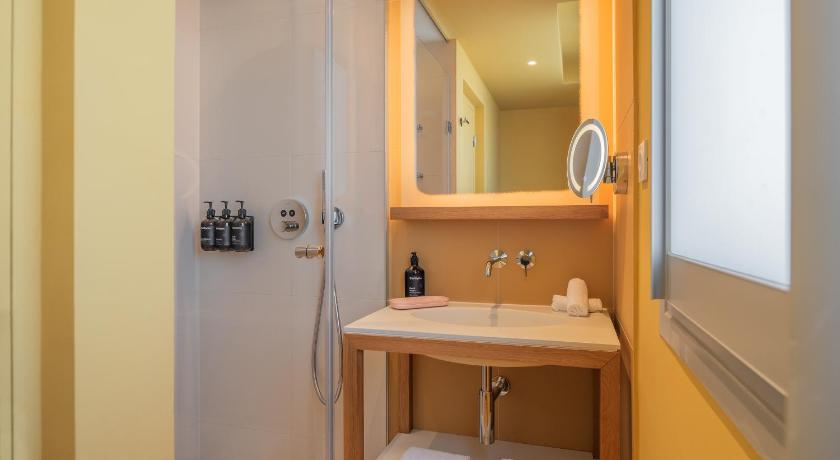 Image of King Deluxe Room with Sea View 7