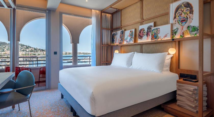 Image of King One Bedroom Suite With Sea View 0