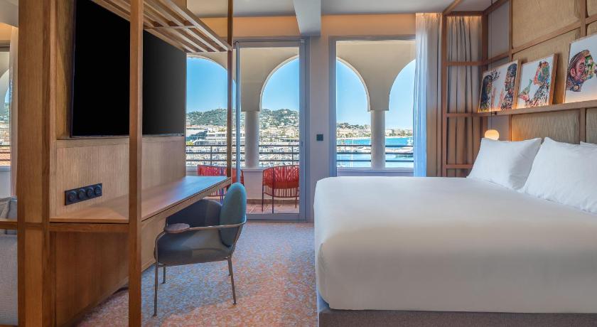 Image of King One Bedroom Suite With Sea View 4