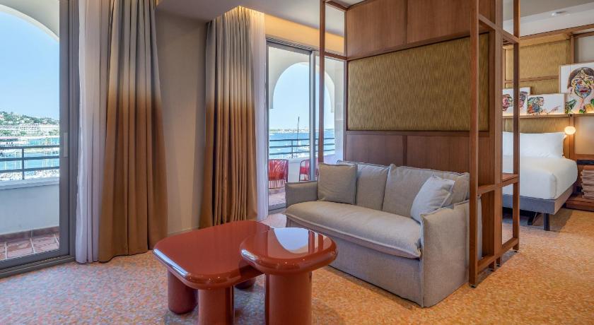 Image of King One Bedroom Suite With Sea View 5