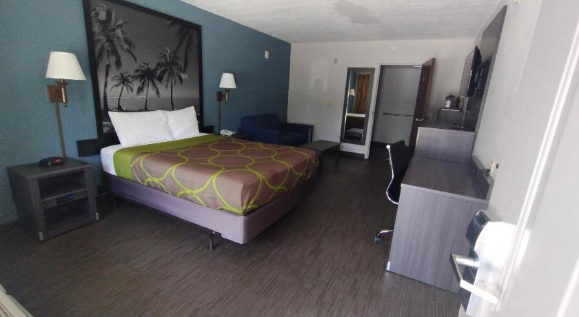 Image of 1 Queen Bed, Mobility/Hearing Impaired Access Room, Bathtub w/grab bars, Non-Smoking 4