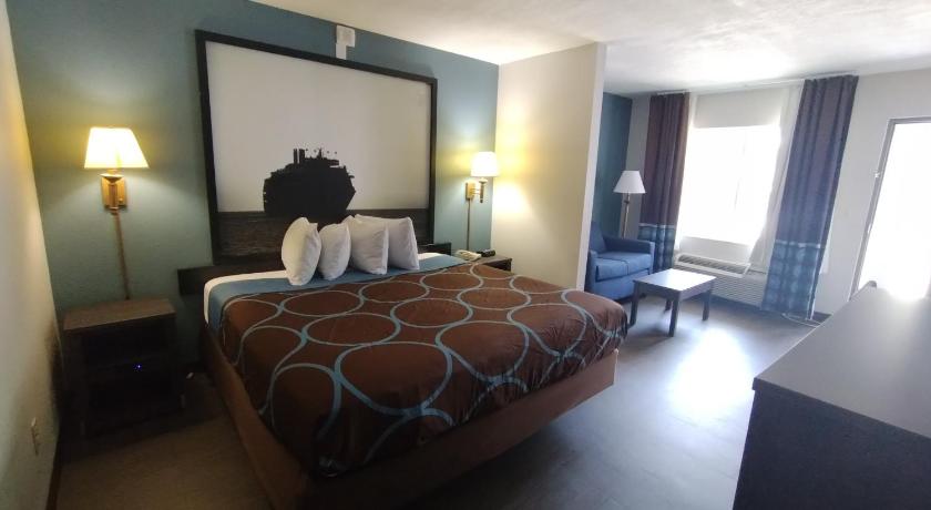Image of 1 King Bed Non-Smoking 3