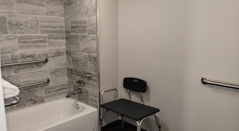 Image of 1 Queen Bed, Mobility/Hearing Impaired Access Room, Bathtub w/grab bars, Non-Smoking 12