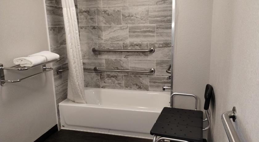 Image of 1 Queen Bed, Mobility/Hearing Impaired Access Room, Bathtub w/grab bars, Non-Smoking 9