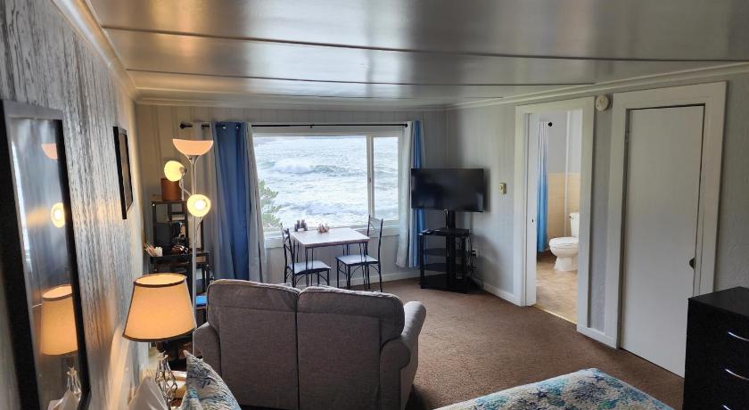 Depoe Bay (OR) Inn at Arch Rock Accommodation suite