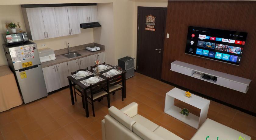 FULLY FURNISHED 2BR CONDO SAN LORENZO PLACE WITH FAST INTERNET — Hotel in Manila