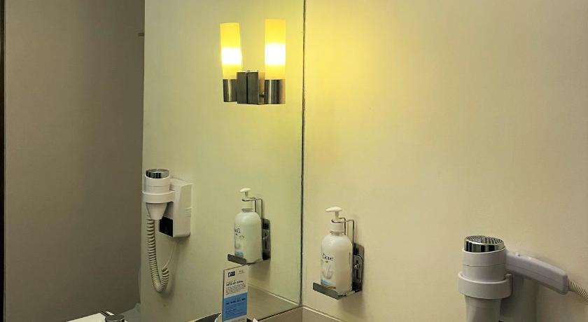 Image of 1 Queen Standard Corner Room With Free Breakfast 6