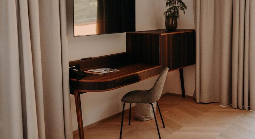 Image of Deluxe Studio 7