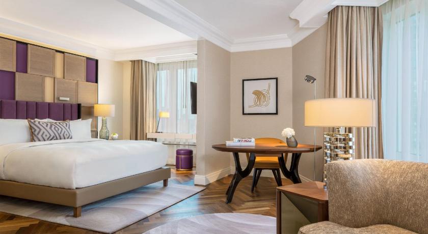 Image of Deluxe Junior Suite, 1 Bedroom Suite, 1 King, Corner room 3