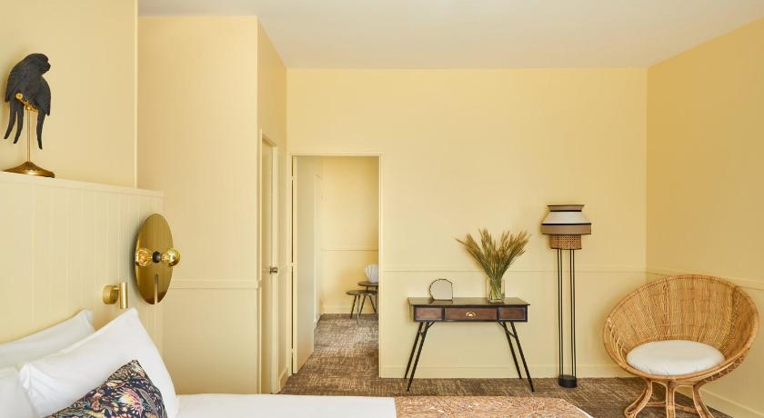 Image of King Suite with Sofa Bed 3