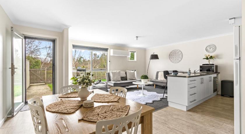 Stylish and Spacious Launceston Villa + Free Wifi — Hotel in Launceston