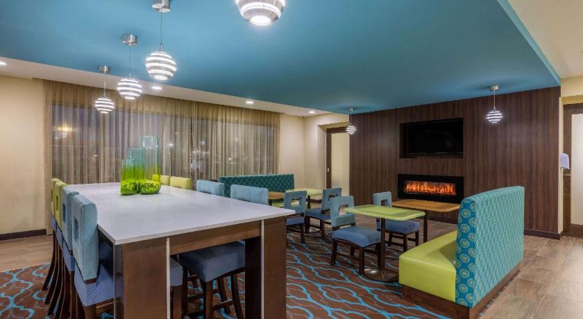 La Quinta Inn & Suites by Wyndham Artesia photo