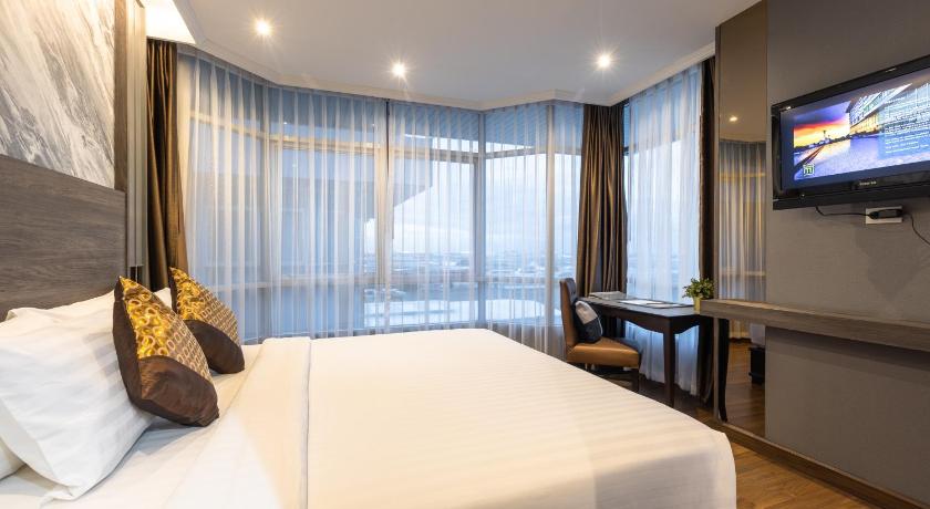 Image of Deluxe Airport View Double Room 3