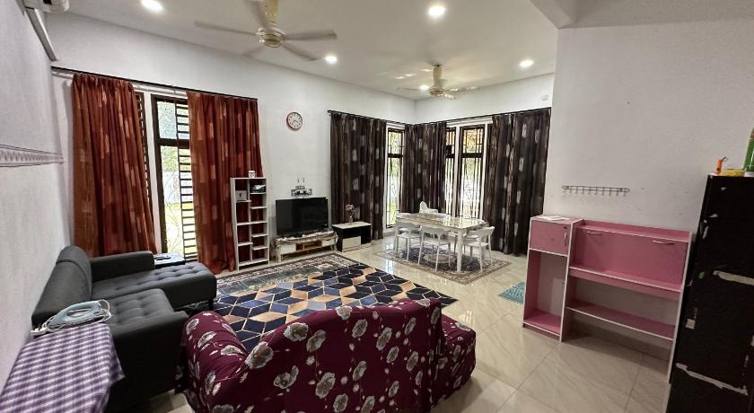 ペカン Azzahra Homestay Pekan Fully Aircond 4つ星 ゲストハウス スイート