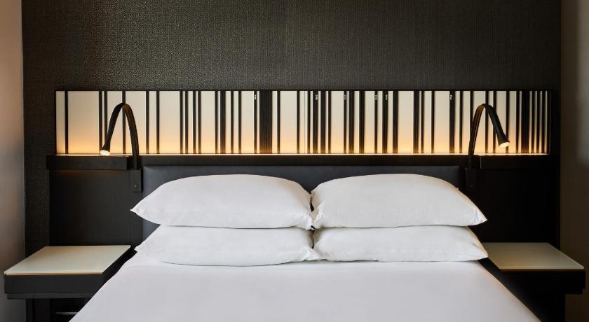 Image of 1 King Bed Lake View 11