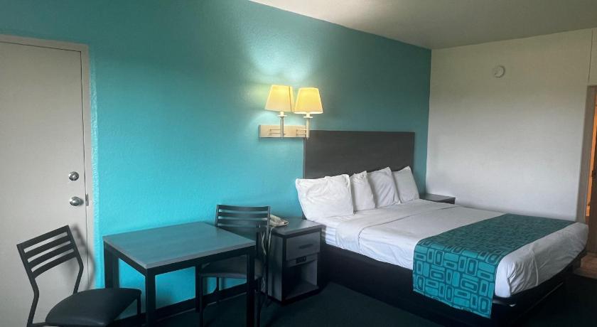 Howard Johnson by Wyndham Galveston photo