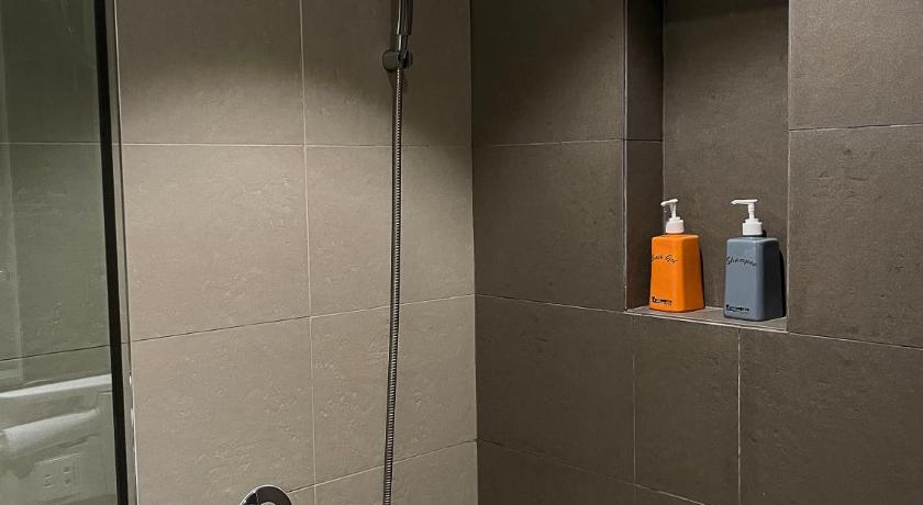 Image of Deluxe Twin 17
