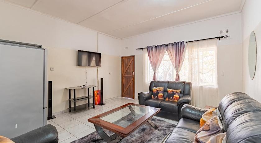 Wood Road Guest Lodge - image 3