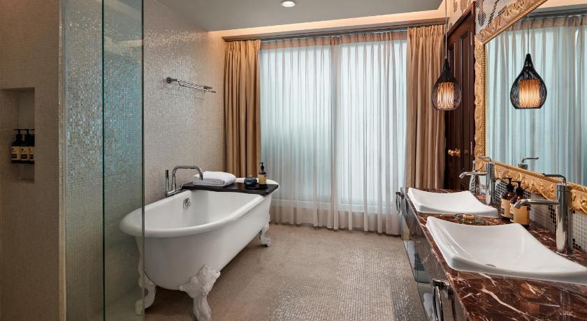 Image of Executive King Suite with Balcony and Opera House View 2