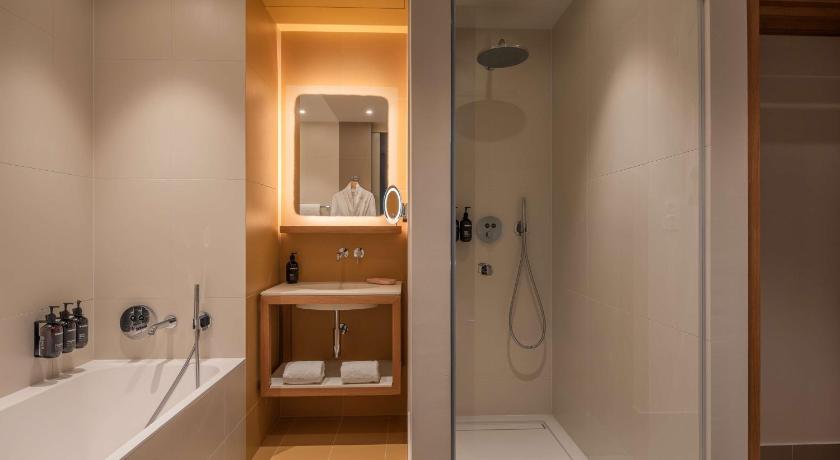 Image of King One Bedroom Suite With Sea View 9