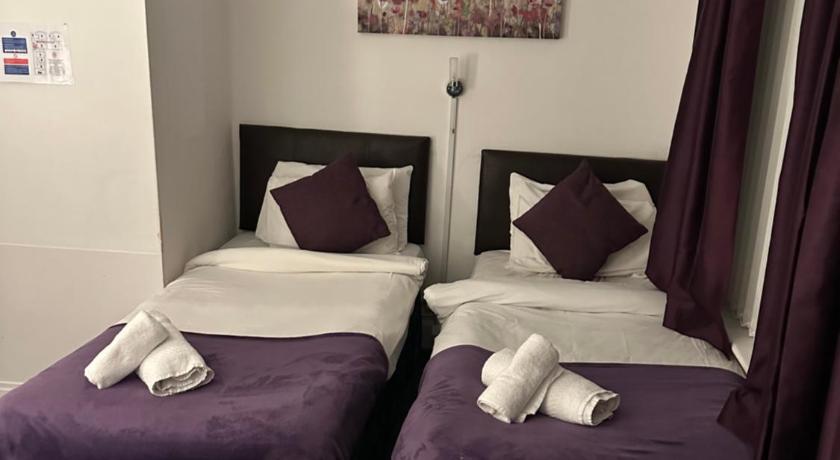Image of 1 double and 2 single beds 3