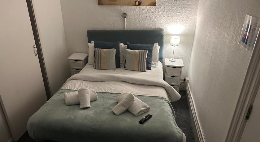 Image of Family room with 1 double and 1 single bed 0
