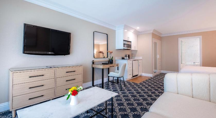 Image of Junior Suite with Queen Bed - Accessible by Stairs Only 6