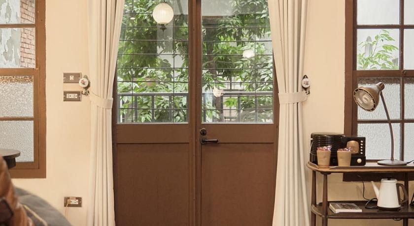 Image of Deluxe Double Room with Bath 3