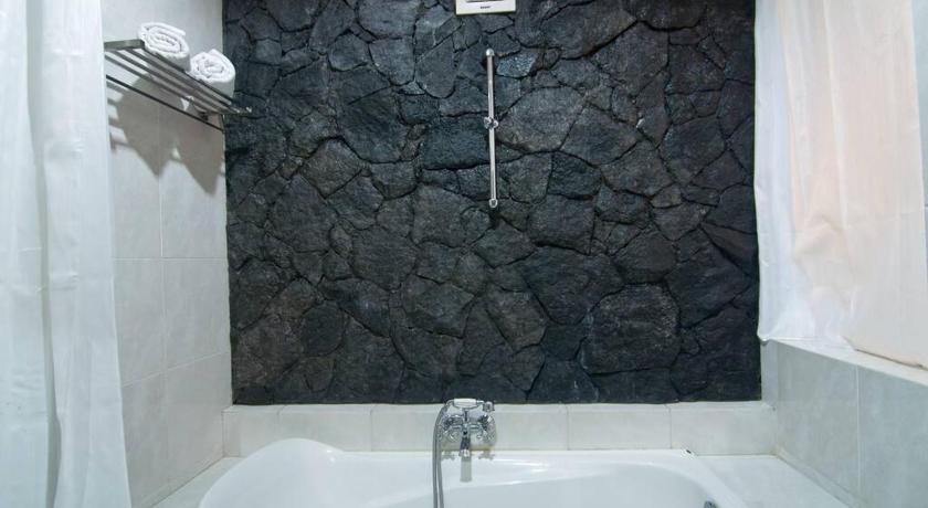 Image of Deluxe King Room 8