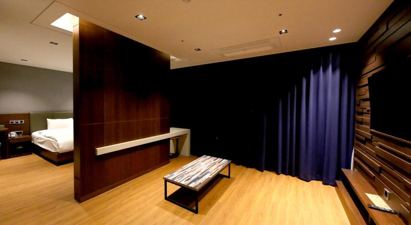 Image of Family Suite with Whirlpool Bath 5