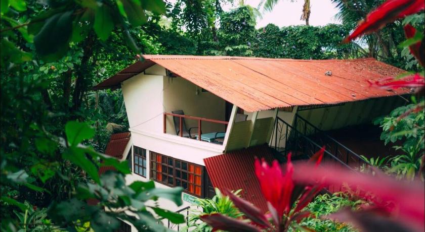 Image of Family House with Garden View 4
