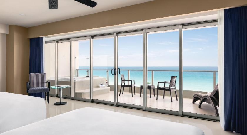 Óceánparti lakosztály 2 kétszemélyes ággyal (Ocean Front Suite Two Double Beds) fotója 1