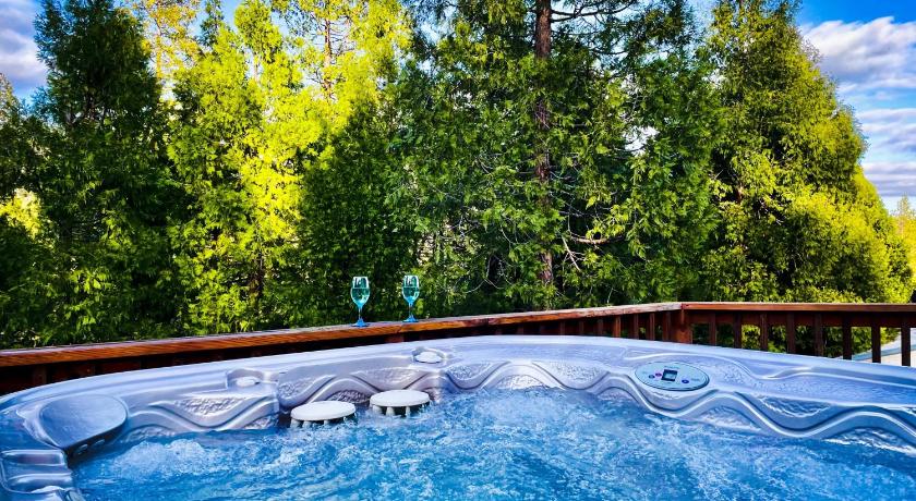 ノースフォーク Honeybee Hive HOT TUB BBQ 8 minutes to Bass Lake Sleeps up to 6 3つ星 宿泊施設 客室