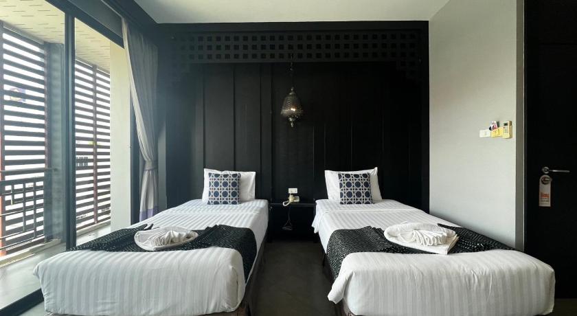 Image of Superior River View Twin Bed 4