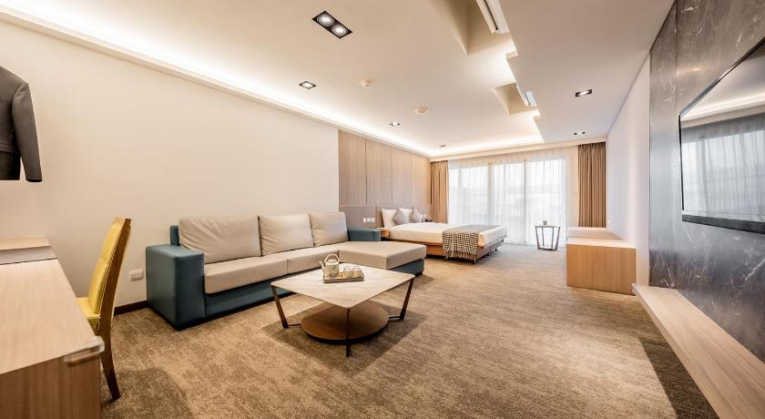 Image of Family Room with Garden View 2