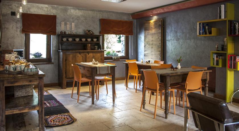 a kitchen with a table, chairs and a refrigerator, Le Parfum du Sel in Jovencan