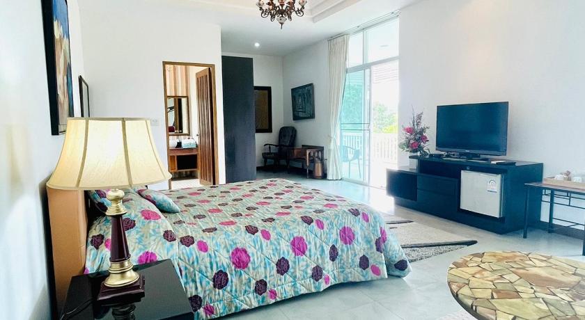 Image of Deluxe Mountain View Room with Balcony 6