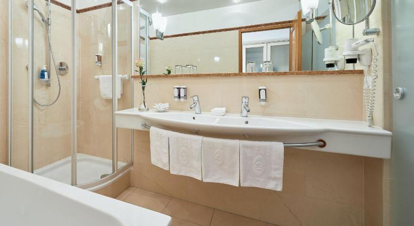 Image of Junior Suite with Balcony 4