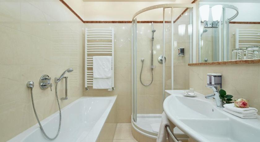 Image of Junior Suite with Balcony 2