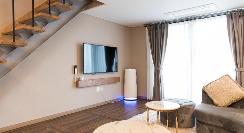 Image of Premium Beachfront Twin Room with Balcony 13