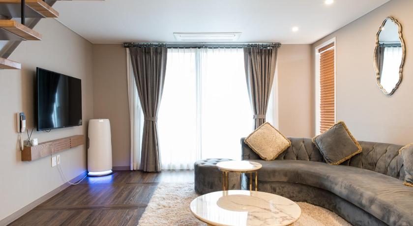 Image of Premium Beachfront Twin Room with Balcony 8