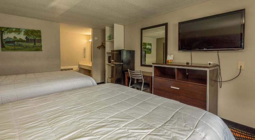 Image of Queen Room with Two Queen Beds 8