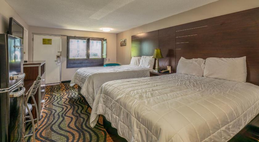 Image of Queen Room with Two Queen Beds 7