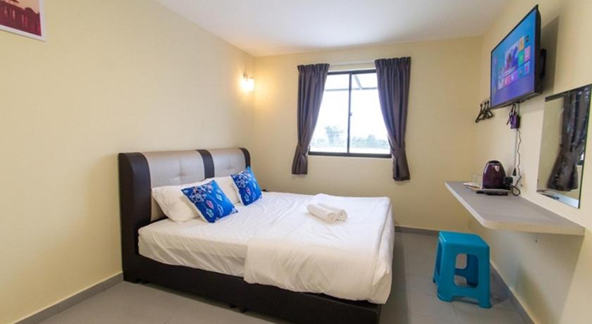 Pontian Kechil Southern Tip Hotel - City & 100m walk to McDonald's & FREE DOBI 3-Star Hotel lobby